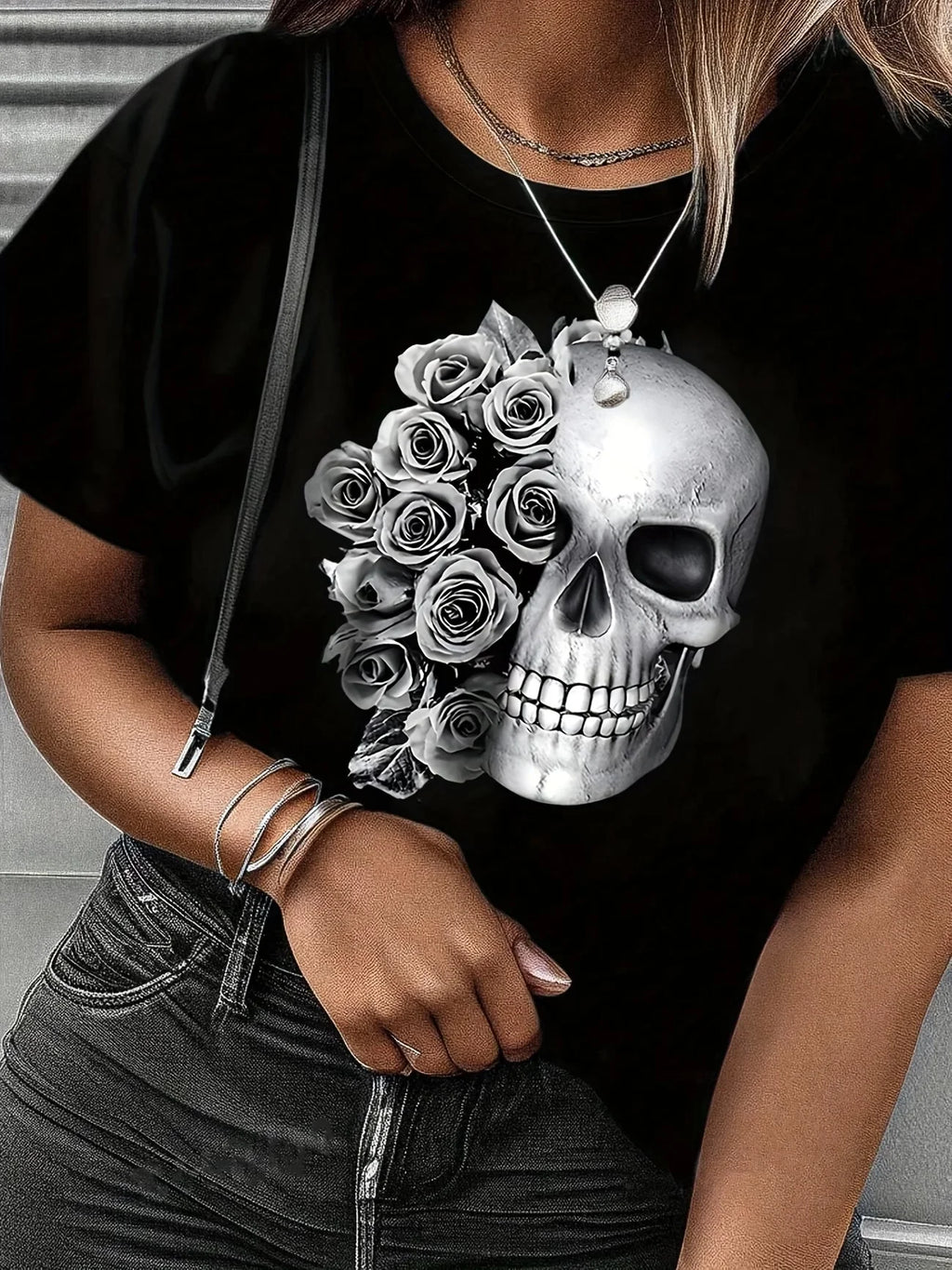 T-Shirt Donna Gothic con Stampa Teschio e Rose, Scollo Tondo, Manica Corta – Stile Dark Estivo